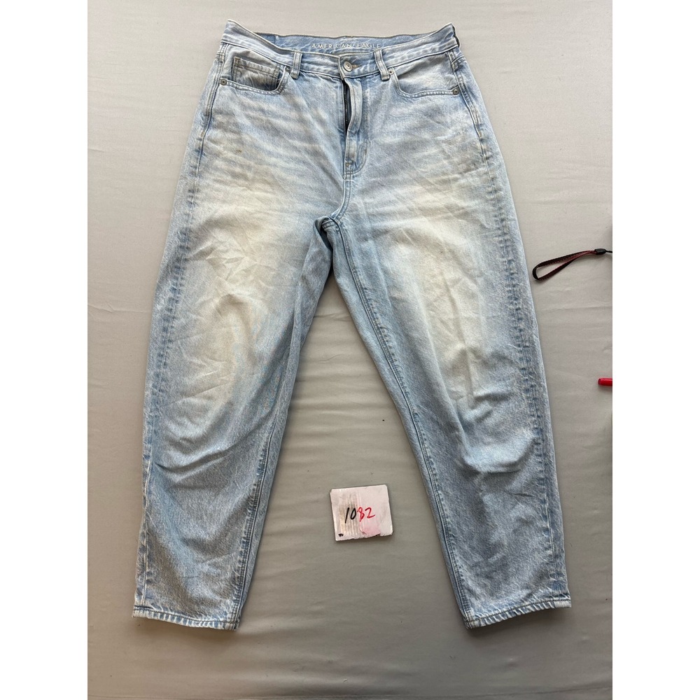 American Eagle Mom Jeans Light Wash High Waisted Tapered Leg Denim Size 6 Short